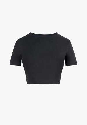 Czarny skrócony t-shirt wykonany z miękkiego materiału, z krótkimi rękawami i okrągłym dekoltem, o prostym wzorze, bez widocznych motywów czy akcentów.