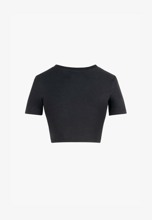 Czarny skrócony t-shirt wykonany z miękkiego materiału, z krótkimi rękawami i okrągłym dekoltem, o prostym wzorze, bez widocznych motywów czy akcentów.
