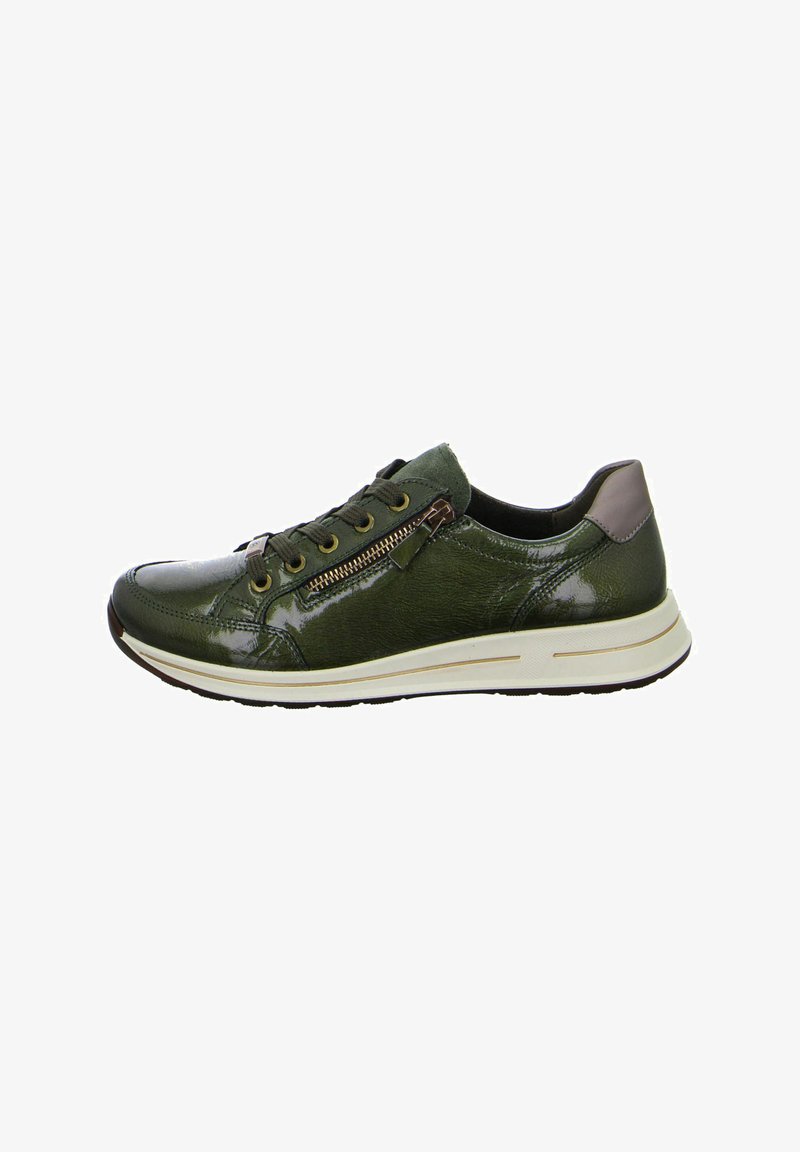Groene leren sneaker met glanzende afwerking, voorzien van veters, een zijrits en een gewatteerde witte zool. Textured bovenkant en contrasterende bruine accenten.