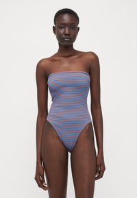 Strapless én-delt badedragt i blå og orange vandrette striber, med en tætsiddende silhuet og højt udskårne ben, lavet af tekstureret stof.