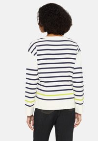 Biały sweter z granatowymi paskami i limonkowym akcentem u dołu. Posiada długie rękawy oraz luźny krój z zaokrąglonym dekoltem.