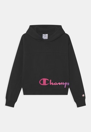 Felpa nera con cappuccio, caratterizzata da un logo "Champ" rosa sulla parte anteriore e un piccolo logo sulla manica. Tessuto liscio, design corto.