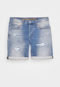 Jasnoniebieskie dżinsowe szorty z podwiniętymi nogawkami, przetarciami, przednimi kieszeniami, szlufkami na pasek oraz metalowym zapięciem.