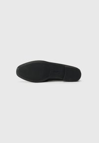 Sort skosål med tekstureret overflade for bedre greb, konisk form og branding præget på indersålen. Glat materialefinish.