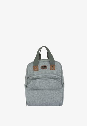 Sac à dos en tissu gris avec des poches zippées à l'avant, des poignées gris foncé et des accents en cuir marron sous les poignées.