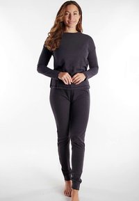 Ensemble de vêtements d'intérieur gris foncé comprenant un haut à manches longues à texture côtelée et un pantalon slim assorti. Pas de logos ni motifs visibles.