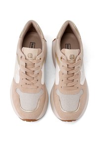 Scarpe sportive beige con upper in suede e rete testurizzati, dotate di accenti dorati, lati bianchi e suola in gomma. Include lacci tondi.