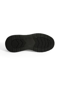 Zwarte rubberen zool met een gestructureerd oppervlak, gekenmerkt door zigzagprofielpatronen en verhoogde randen voor grip en tractie.