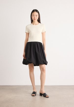 MIX MEDIA BUBBLE DRESS - Robe de jour - coconut/black