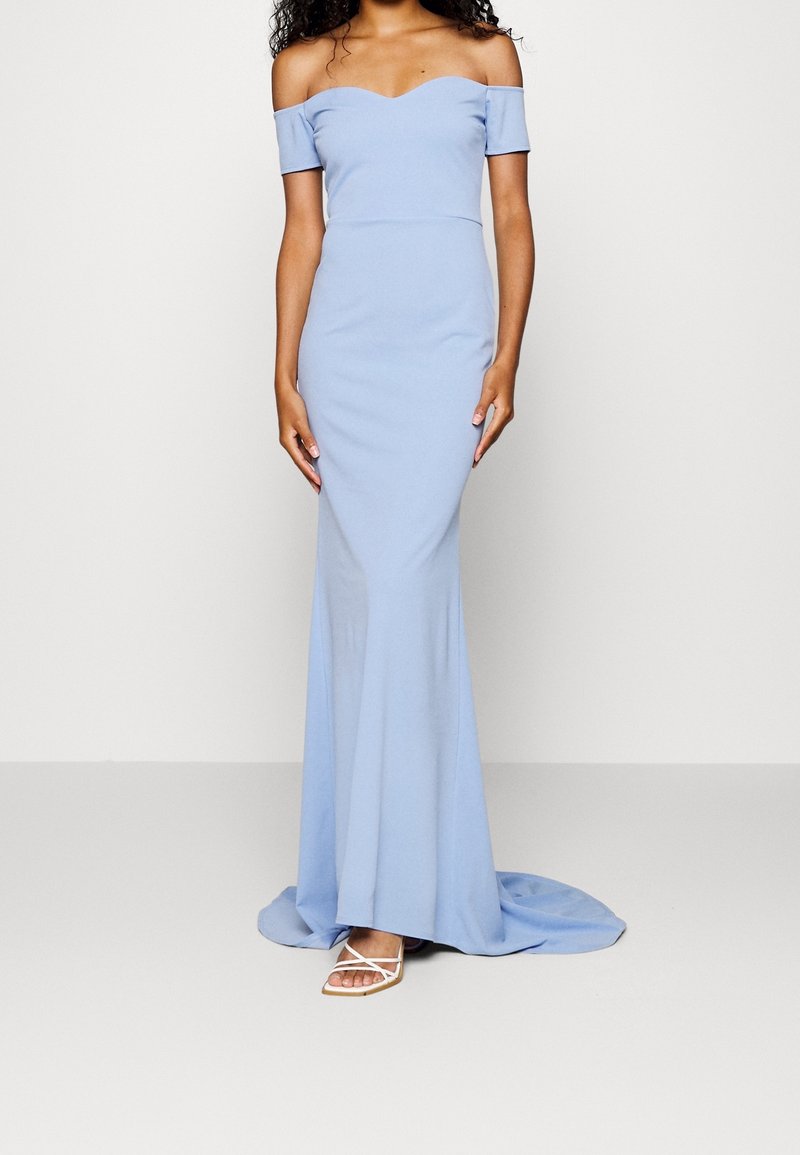 Světle modrá, off-the-shoulder večerní šaty s přiléhavým korzetem a rozšířenou sukní. Hladká látka s jemným leskem. Obsahuje výstřih ve tvaru srdce.