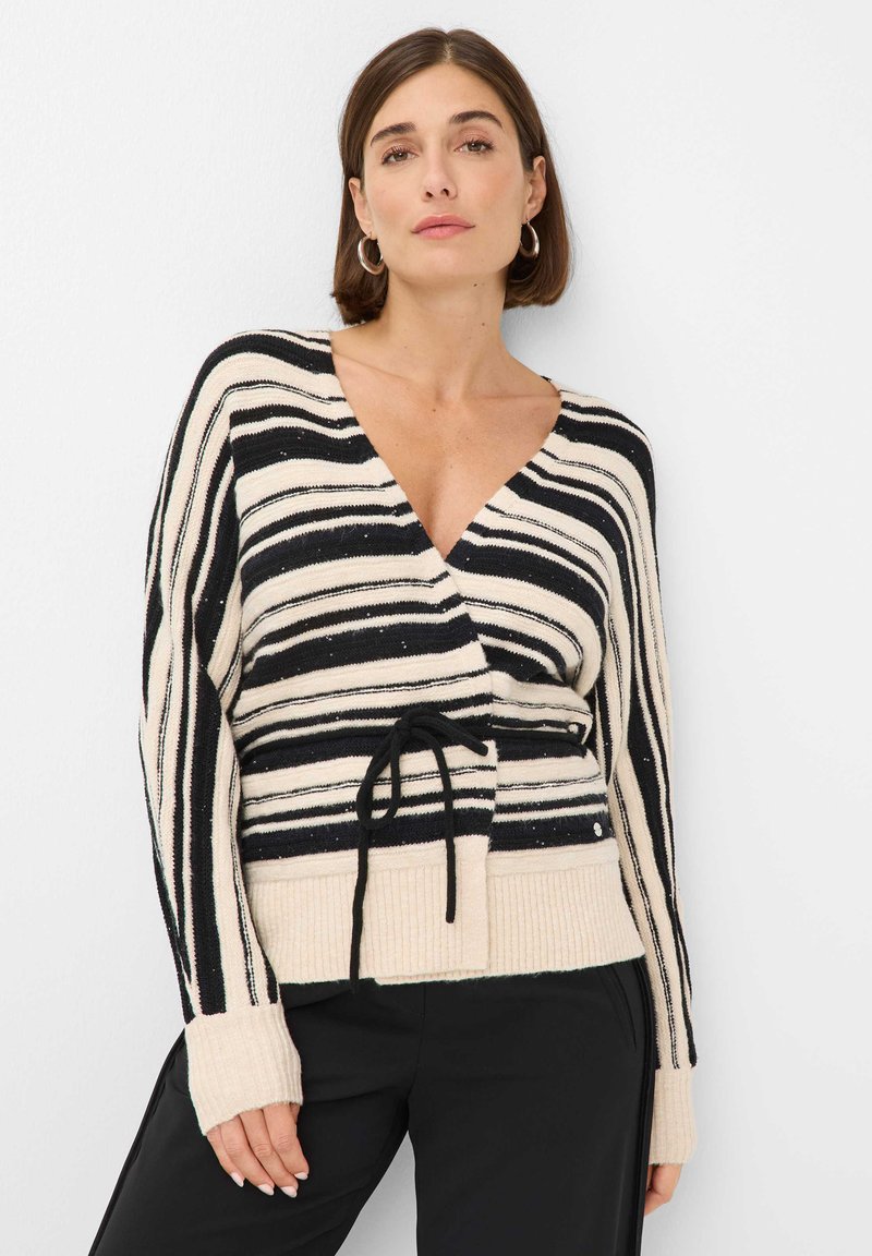 Gestreifter Strickcardigan in Beige und Schwarz, mit V-Ausschnitt, Taillenknoten und gerippten Bündchen. Weicher Stoff mit lockerer Passform.