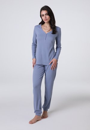 Completo pigiama a costine di colore azzurro chiaro, composto da una maglia a maniche lunghe con scollatura a V e dettaglio dei bottoni, abbinato a pantaloni taperizzati coordinati.