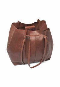 Bruine leren tote bag met een zachte, textuurafwerking, voorzien van ronde hoeken, lange leren hengsels en een open ontwerp.