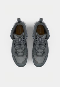 Grijze sportschoenen met een gestructureerde mesh-bovenkant, versterkte veterogen en een trekband. Gevoerde binnenkant met een contrasterende buitenzool.