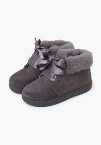 Botas de tobillo de ante gris con un suave cuello de piel sintética, con cintas de satén como cordones y una suela de goma texturizada para mayor tracción.