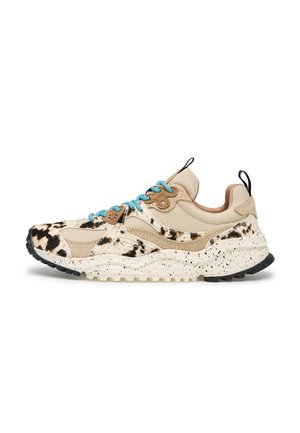 Sneaker beige e marrone con dettagli animalier, lacci blu, suola panna screziata e linguette nere su tallone e linguetta.