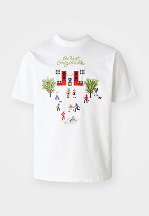 T-shirt en coton blanc avec un graphique coloré de personnes, d'arbres et d'une scène, avec le texte "les nouveaux Originaux" en vert au-dessus du design.