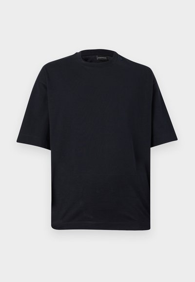 Μαύρο φαρδύ T-shirt με κοντά μανίκια και στρογγυλή λαιμόκοψη, εμφανιζόμενο επίπεδα πάνω σε λευκό φόντο.