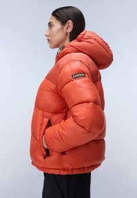 Přefukovací bunda v jasně oranžové barvě, s kapucí, zipovými kapsami, prošívanou texturou a tkanou nášivkou loga na rukávu.
