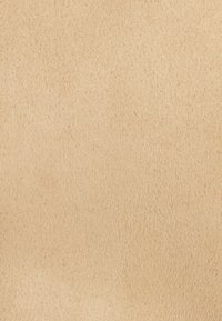 Tessuto in suede beige con una morbida texture, superficie uniforme e un sottile motivo a grana, adatto per imbottiture o abbigliamento.