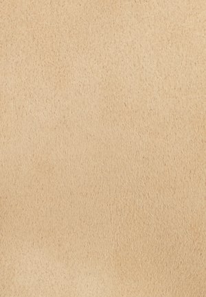 Tissu en suède beige avec une texture douce, une surface uniforme et un motif de grain subtil, adapté à l'ameublement ou à l'habillement.