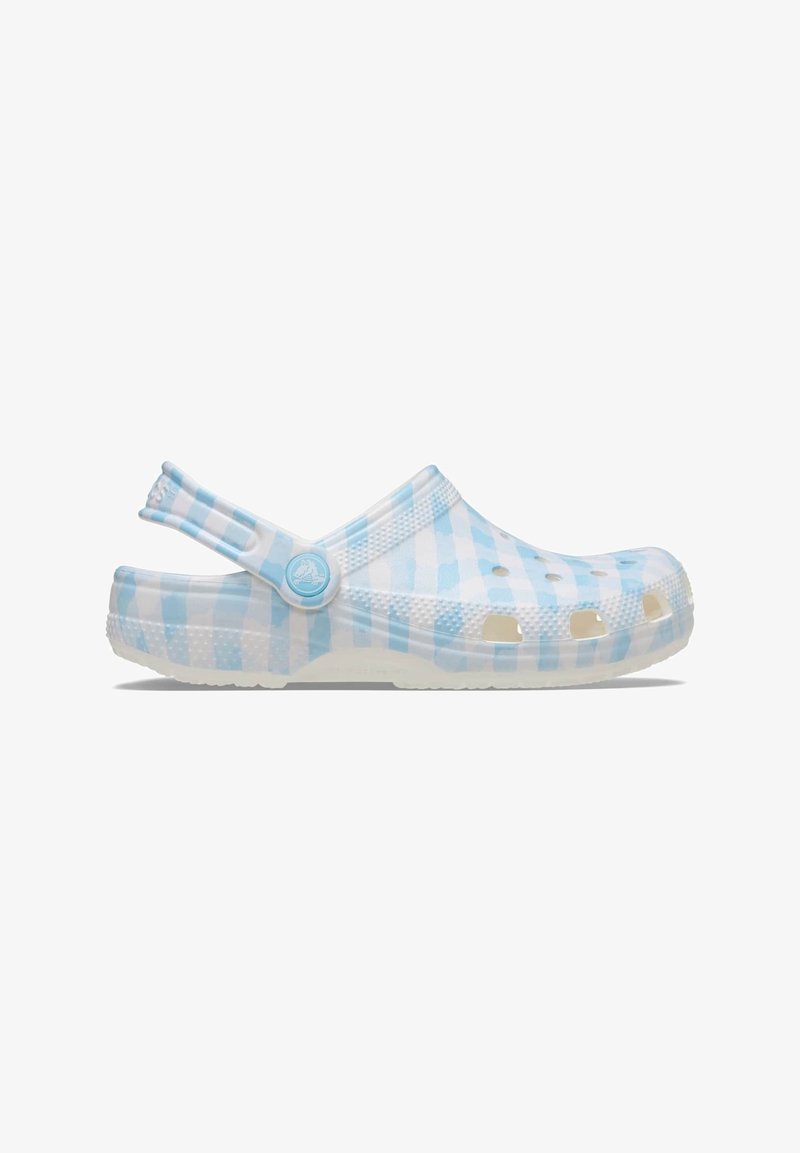 Sabot à carreaux bleu clair et blanc avec des trous de ventilation et une bride arrière réglable sur fond blanc.