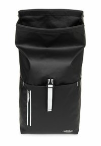 Zwarte rolltop rugzak van waterdicht materiaal. Voorzien van een voorvak met rits, stevige gespsluiting en contrasterende witte accenten.