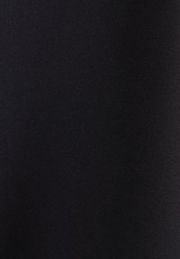 Tessuto nero con una trama fine, che offre un aspetto liscio e uniforme, adatto per varie applicazioni.