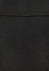 Melnā stiepjamā auduma ar gludu tekstūru un smalku ribošanu, ar šūtu apakšmali gar augšējo malu.