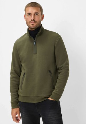 Olivenfarbener Quarter-Zip-Pullover aus glattem Stoff, mit seitlichen Reißverschlusstaschen und gerippten Bündchen an den Handgelenken und am Saum.
