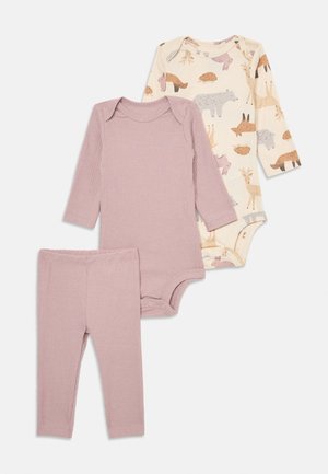 Deux bodies à manches longues pour bébés et un pantalon assorti ; un body est en ribbed mauve, l'autre est beige avec des motifs animaliers.