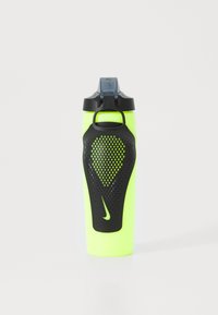 Botella de agua color verde lima con un agarre de malla negra y tapa gris. Presenta una forma redondeada y un logotipo prominente en la parte delantera.