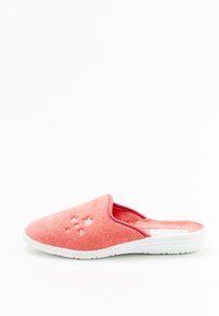 Zapatilla de tela rosa con una textura suave, parte trasera cerrada y suela de goma blanca. Cortes en forma de estrella adornan la parte superior para un detalle adicional.