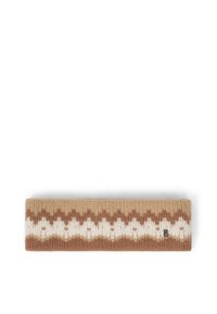 Bandeau tricoté en beige, marron et blanc avec un motif en zigzag. Présente un point texturé et une petite étiquette logo d'un côté.