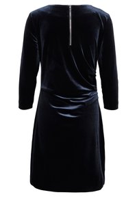 Svart sammetsklänning med långa ärmar, en figursydd midja och dragkedja i ryggen. Slät textur med en draperad design vid höfterna.