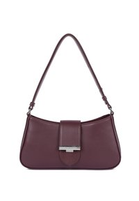 Borsa in pelle bordeaux con una texture liscia, forma curva, tracolla removibile e chiusura metallica sul davanti.