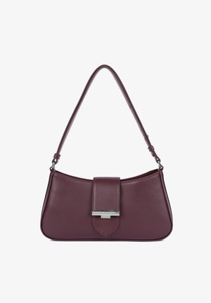 Bordeaux leren tas met een gladde textuur, gebogen vorm, afneembare schouderband en een metalen sluiting aan de voorkant.