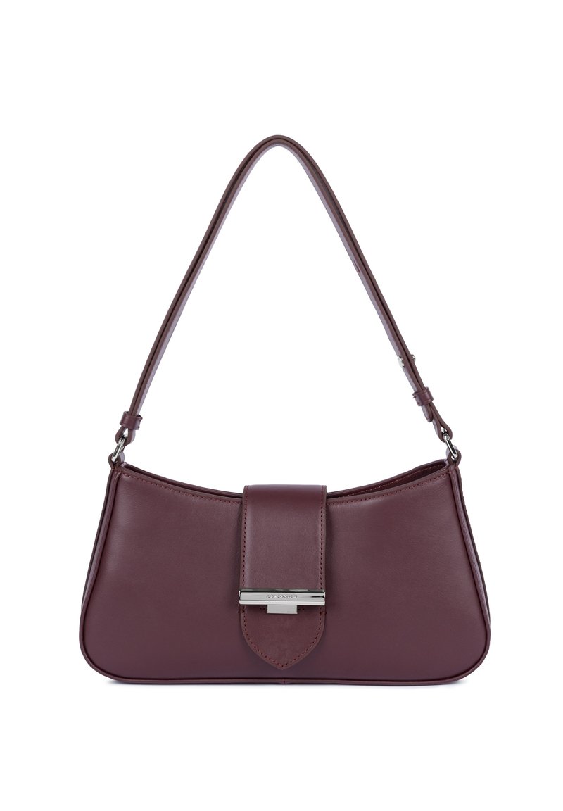 Borsa in pelle bordeaux con una texture liscia, forma curva, tracolla removibile e chiusura metallica sul davanti.