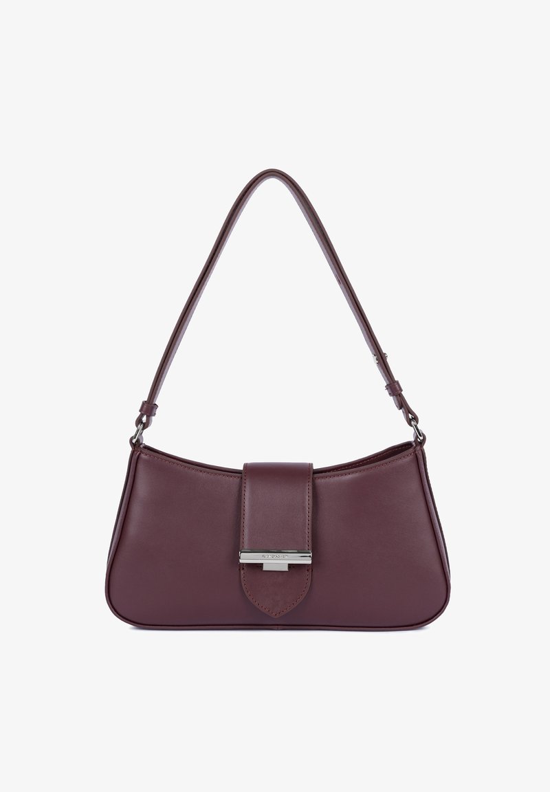 Borsa in pelle bordeaux con una texture liscia, forma curva, tracolla removibile e chiusura metallica sul davanti.