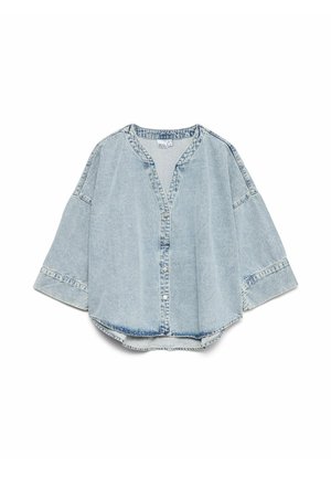Lyseblå denimskjorte med knapper, brede trekvart ermer og buet kant, vist flatt på en hvit bakgrunn.