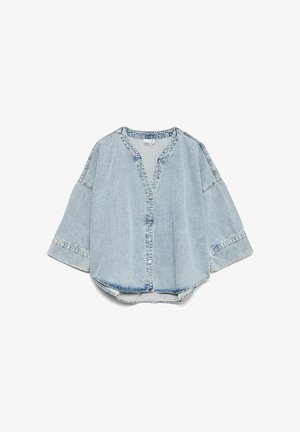 Hele sinine teksariidest nööpidega särk, millel on laiad kolmveerandvarrukad ja kaardus ääreliist, nähtav valgel taustal lamedalt.