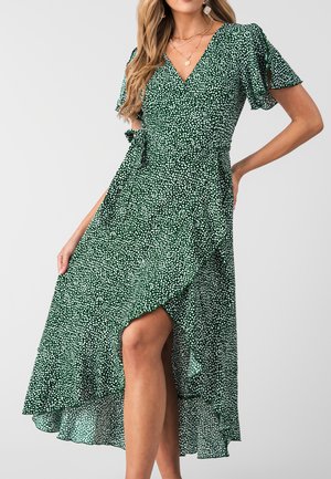 Grünes Wickelkleid mit weißen Punkten, kurzen Rüscheärmeln, asymmetrischem Saum und einem Taillengurt für eine verstellbare Passform. Leichter Stoff.