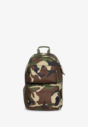 Mochila de camuflaje en verde, marrón y beige. Cuenta con dos bolsillos frontales con cremallera, un bolsillo lateral de malla y una asa superior para llevar.