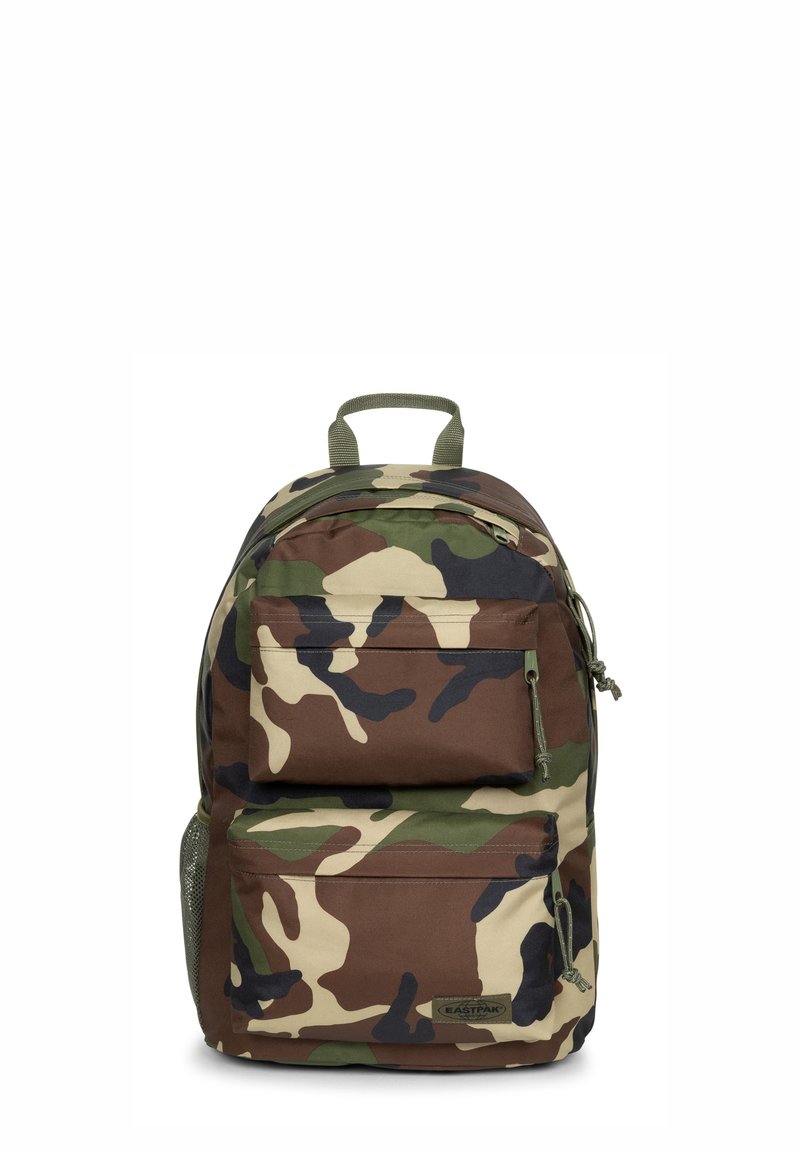 Zaino mimetico verde, marrone e beige. Dotato di due tasche frontali con cerniera, una tasca laterale in rete e una maniglia superiore per il trasporto.