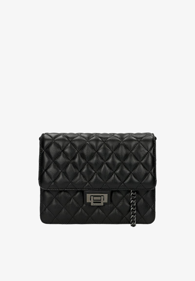 Sac en cuir noir matelassé avec un rabat frontal et un accent en chaîne. Il présente une serrure rectangulaire argentée et une texture douce.