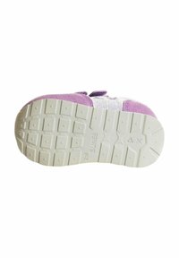 Sneaker viola e bianca con suola texturizzata, chiusura con cinturino regolabile e parte superiore in rete per traspirabilità. Presenta una suola in gomma per una migliore aderenza.