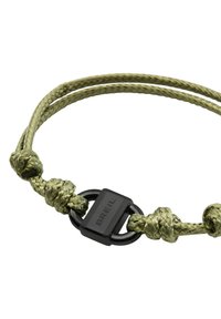 Bracciale in corda intrecciata verde oliva con chiusura rettangolare nera opaca su cui è inciso "BREIL" e con finiture circolari nere.