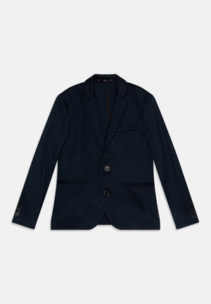 Μονόκουμπο σκούρο μπλε σακάκι με γιακά notch, δύο κουμπιά και τσέπες με καπάκι, τοποθετημένο επίπεδα σε λευκό φόντο.