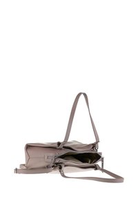 Borsa a spalla in pelle grigia con scomparti con zip, tracolla regolabile e finitura testurizzata. Presenta un design minimalista e un interno pratico.