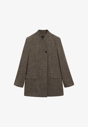 Bruine textuurblazer met één knoop, asymmetrische voorkant met sluiting en klepzakken, lange mouwen en een halslijn zonder kraag.